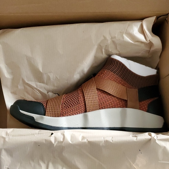 NWT Chaco - Picture 6 of 7